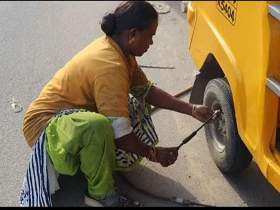 `யூடியூப் பார்த்து பஞ்சர் போடக் கத்துக்கிட்டேன்!' - தனி மனுஷியாக சாதிக்கும் குட்டியம்மா