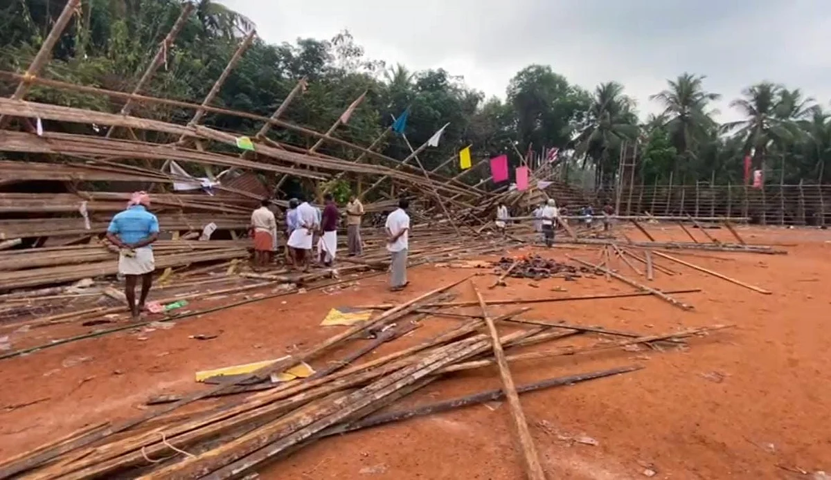 உடைந்து விழுந்த கேலரி