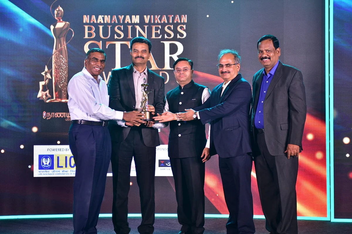 விருதுடன் கன்ஃபெடரேஷன் ஆஃப் இண்டியன் இன்டஸ்ட்ரி குழு