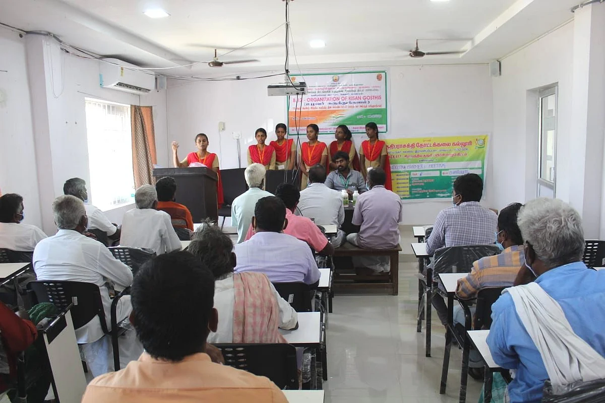 விவசாயிகளுடன் உரையாடிய மாணவிகள்