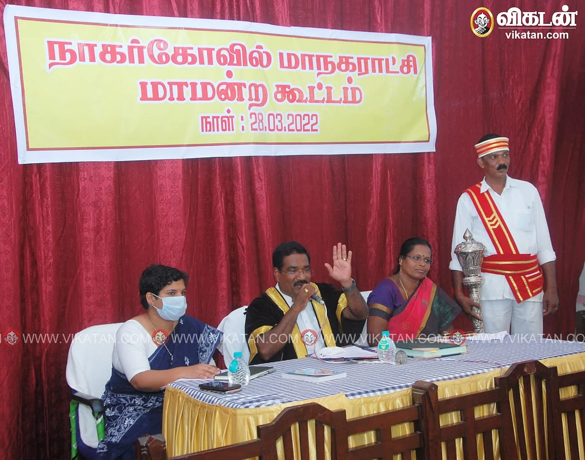 மாநகராட்சி கூட்டத்தில் பேசும் மேயர் மகேஷ்