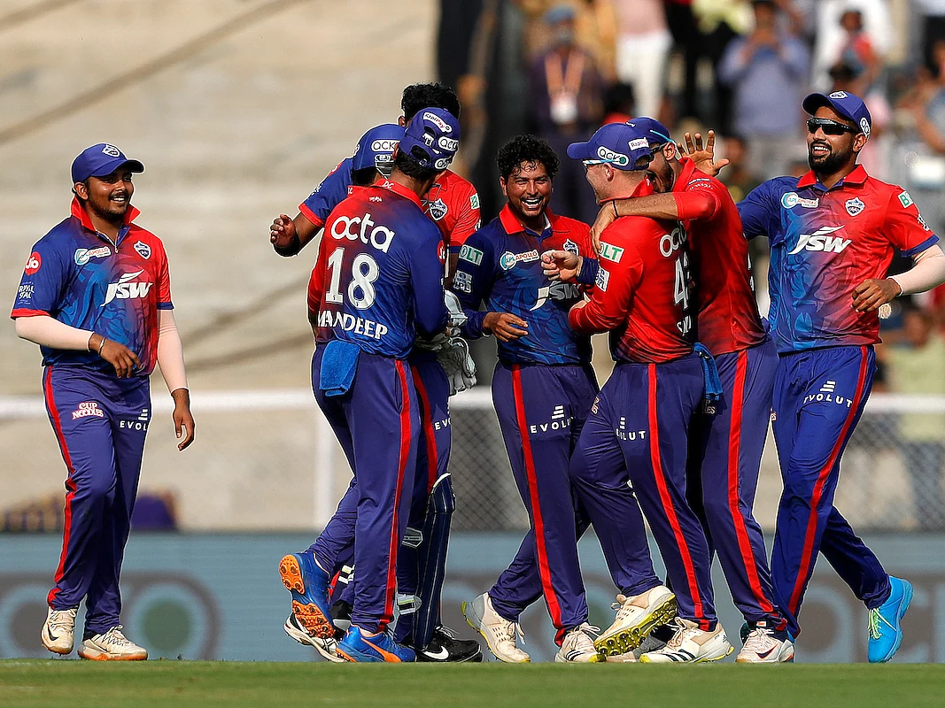 DC vs MI: 'கேம் இன்னும் முடியல' மோடில் அக்சர், லலித்; சோக ஸ்மைலியுடன் பும்ரா, சாம்ஸ் மற்றும் மும்பை!