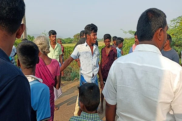 விபத்தைப் பார்த்துக் கதறும் விவசாயிகள்