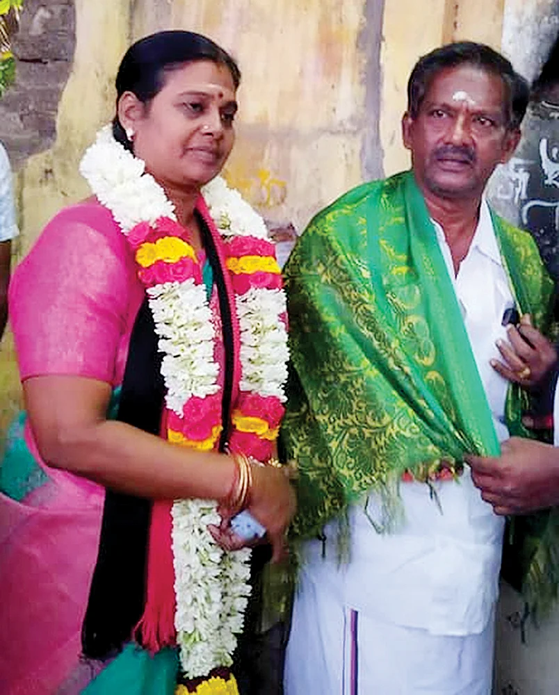 மனைவி கீதாவுடன் குணசேகரன்