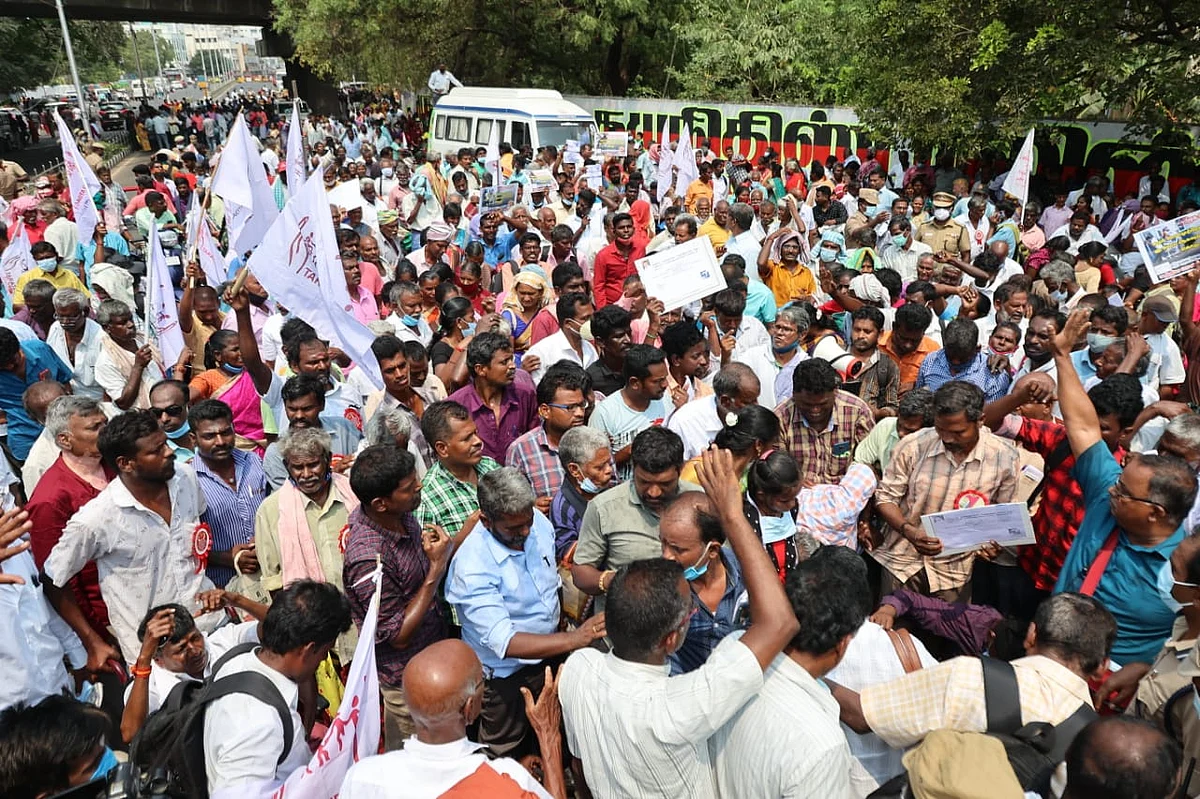ஆர்ப்பாட்டத்தில் மாற்றுத்திறனாளிகள்