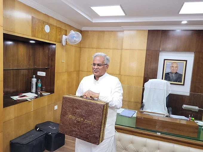 மாட்டுச் சாணத்தில் செய்யப்பட்ட பெட்டியில் மாநில பட்ஜெட்; என்ன செய்தார் சத்தீஸ்கர் முதல்வர்?
