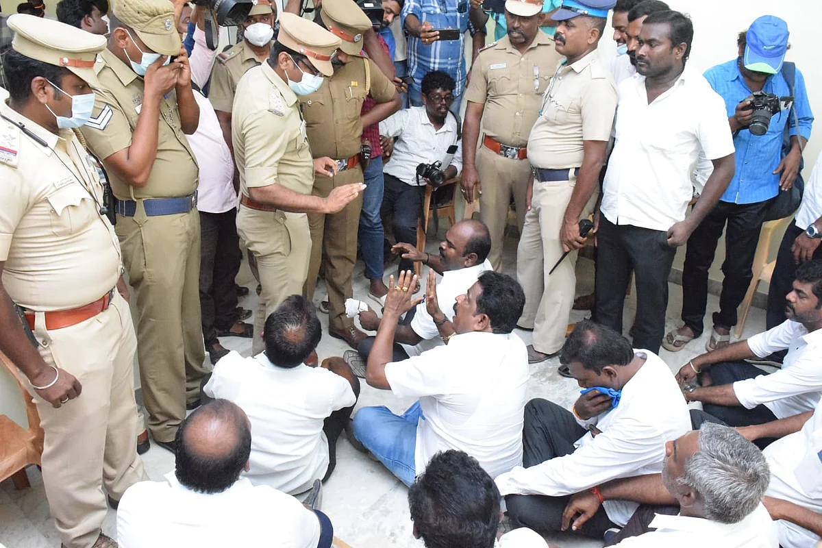 தர்ணாவில் ஈடுபட்ட அனிதாவின் ஆதரவாளர்கள்