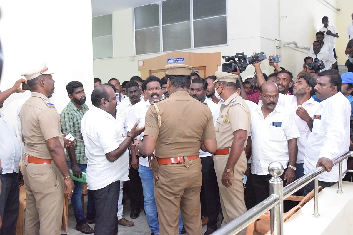 வாக்குவாதத்தில் அனிதாவின் ஆதரவாளர்கள்