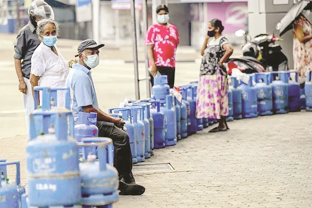 இலங்கை: கடனில் மூழ்கும் கண்ணீர்த் தீவு!