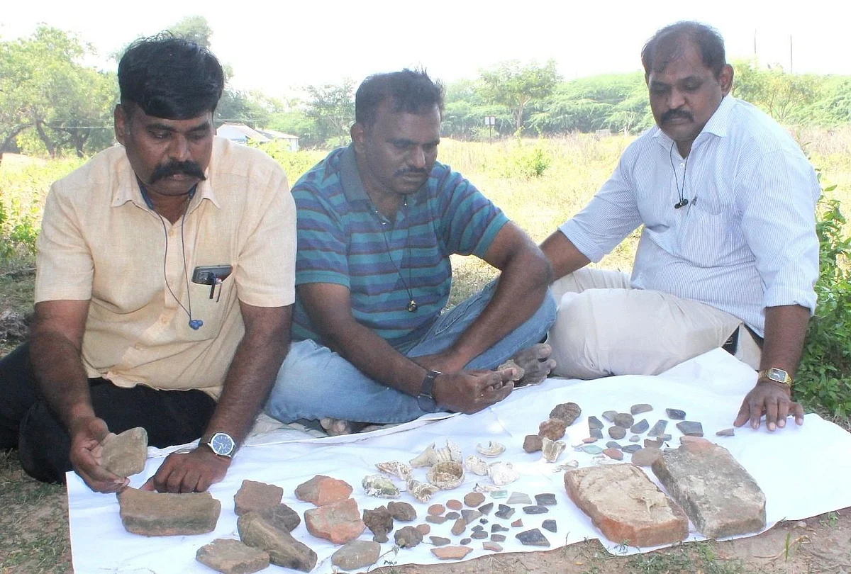 இரு ஊர்களின் தடயங்களை பிரிக்கும் தொல்லியல் துறையினர்