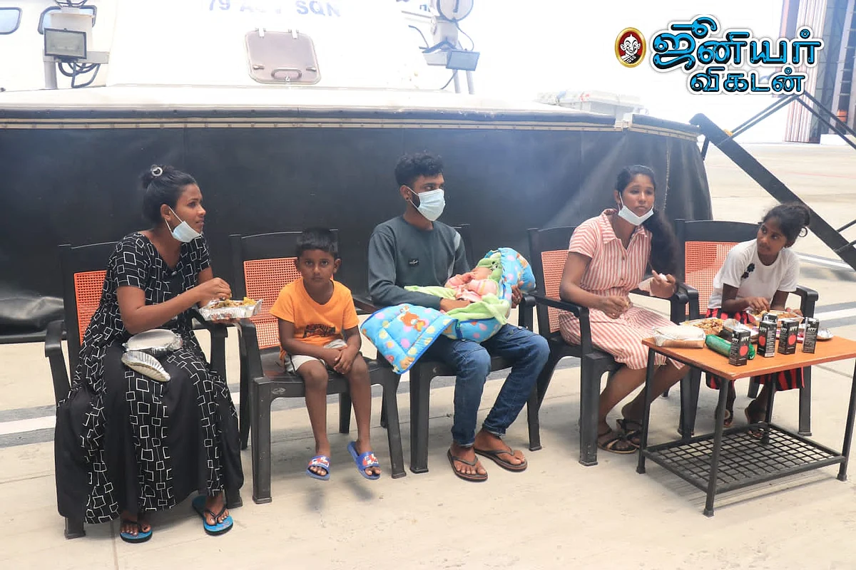 அகதிகளுக்கு உணவுப் பண்டங்கள் வழங்கப்பட்ட காட்சி