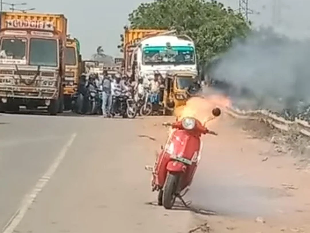 4 நாள்களில் 4-வது சம்பவம்... தொடர்ந்து தீக்கிரையாகும் எலெக்ட்ரிக் ஸ்கூட்டர்கள்! - அச்சத்தில் மக்கள்