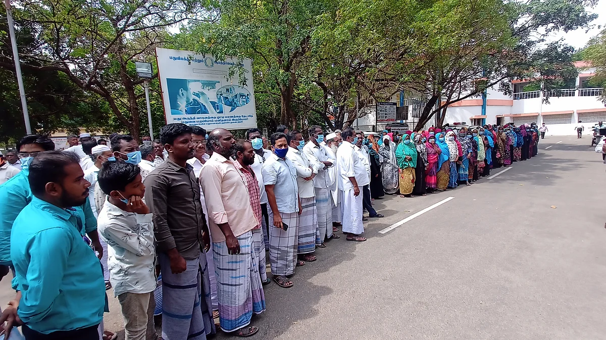 மனு கொடுக்க வந்தவர்கள்