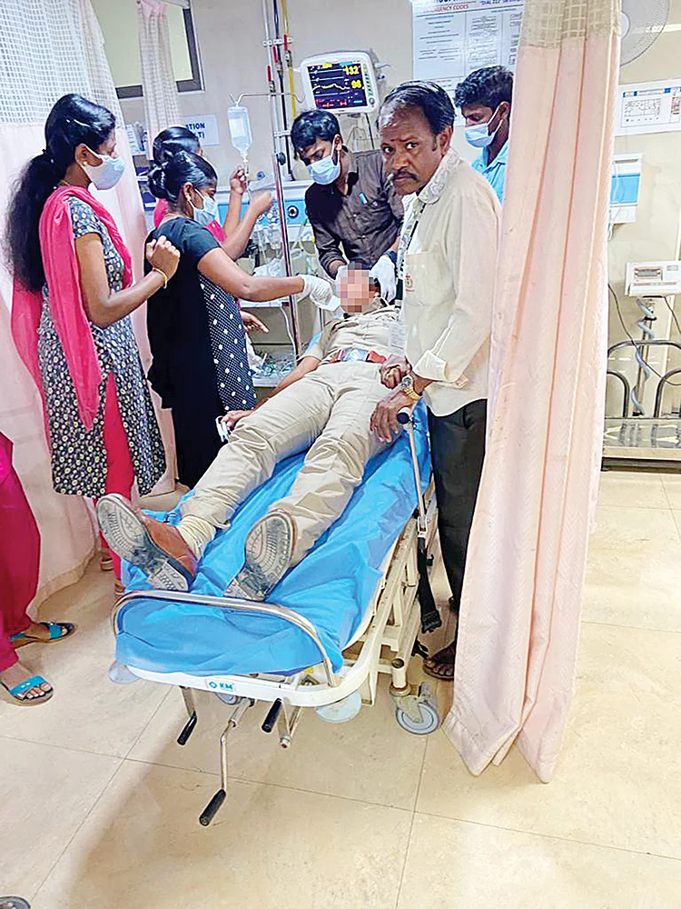 நைட்டு ஃபுல்லா நீ என்கூட இருக்கணும்... அதுக்குத்தான் உன் புருஷனுக்கு நைட் டூட்டி போட்டிருக்கேன்!