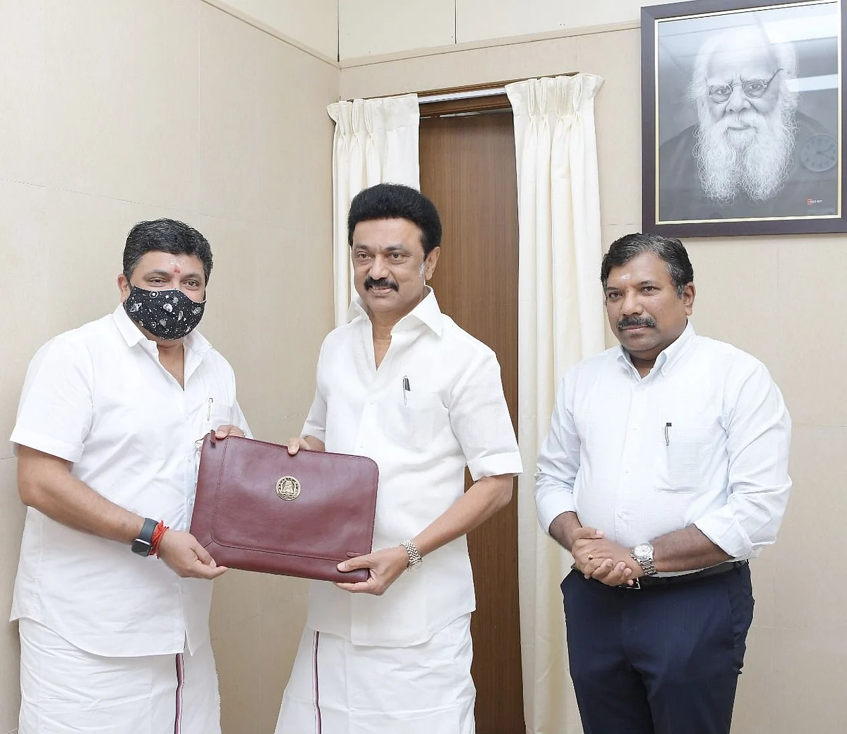 நிதியமைச்சர் பழனிவேல் தியாகராஜன், முதலமைச்சர் மு.க.ஸ்டாலின் மற்றும் நிதித்துறை செயலாளர் முருகானந்தம் ஐ.ஏ.எஸ்.