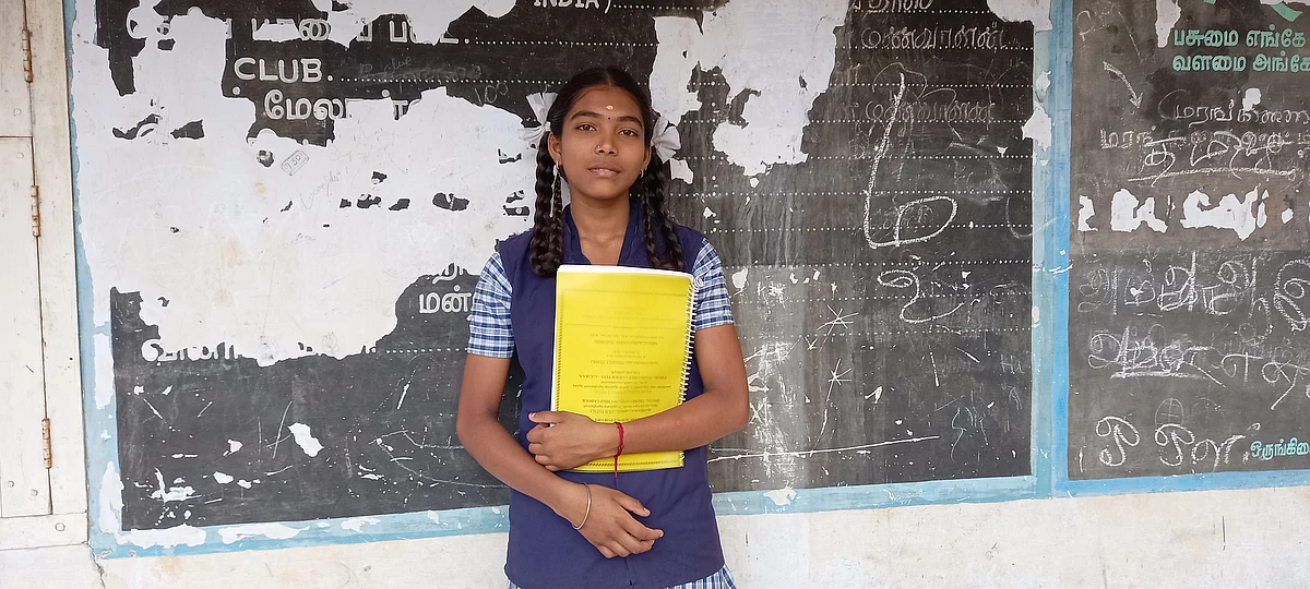 17 குழந்தைகளை பள்ளிக்கு அழைத்துச் சென்ற பிரியதர்ஷினி