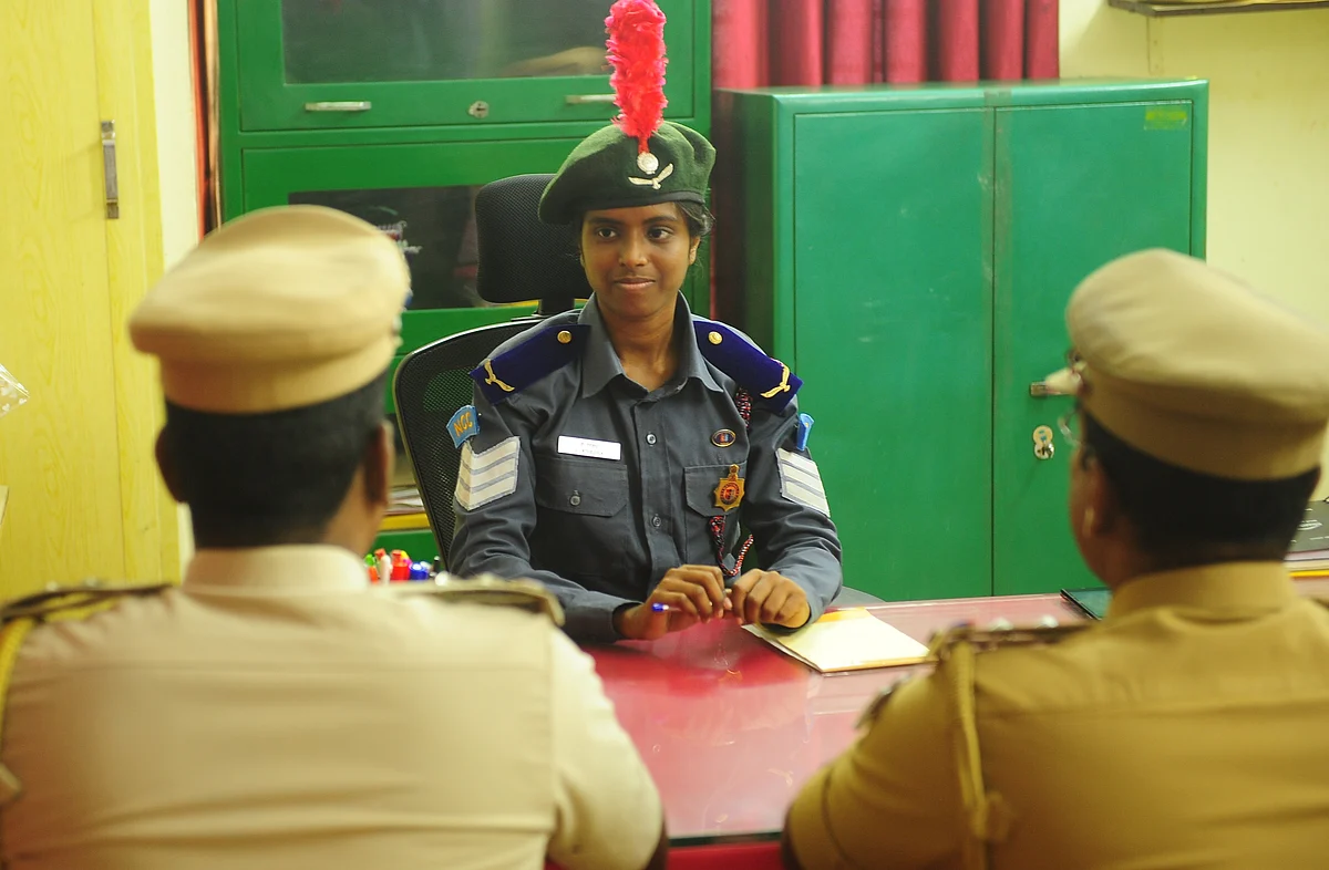 ஒருநாள் போலீஸ் - மாணவி நிவேதா