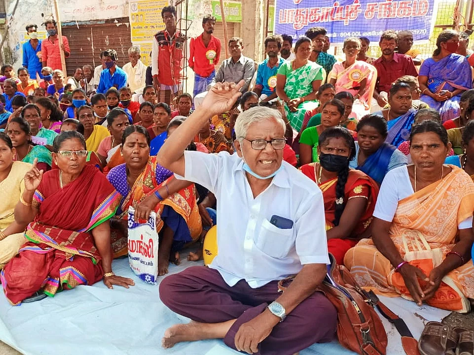 ``பழங்குடிகள் என்பதாலேயே பொய் வழக்கு போட்டு வஞ்சிக்கிறாங்க!" - பழங்குடியின மக்கள் ஆர்ப்பாட்டம்
