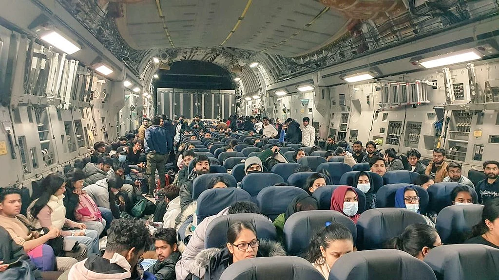 மீட்பு விமானத்தில் இந்திய மாணவர்கள்