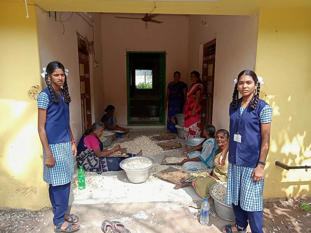 தோழி ஸ்வேதாவுடன் பிரியதர்ஷினி