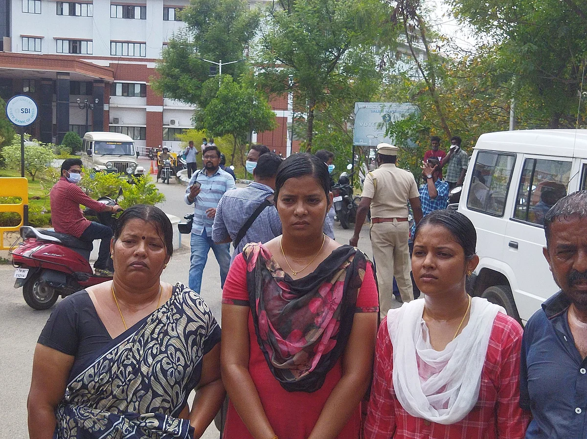 கந்துவட்டி கொடுமை: குடும்பத்துடன் தீக்குளிக்க முயன்ற மெக்கானிக் - அதிமுக பிரமுகர்மீது புகார்