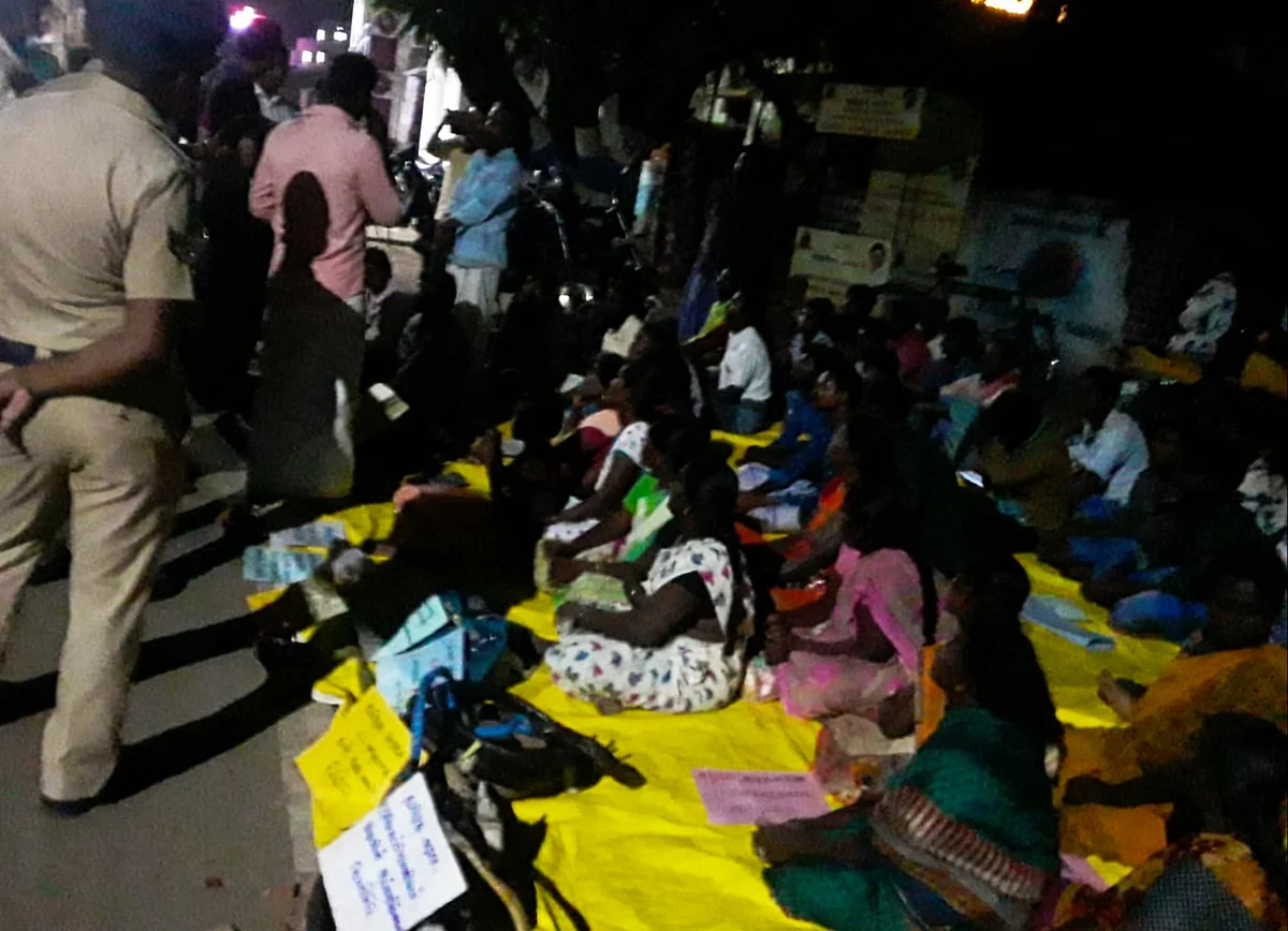 இரவிலும் தொடரும் போராட்டம்