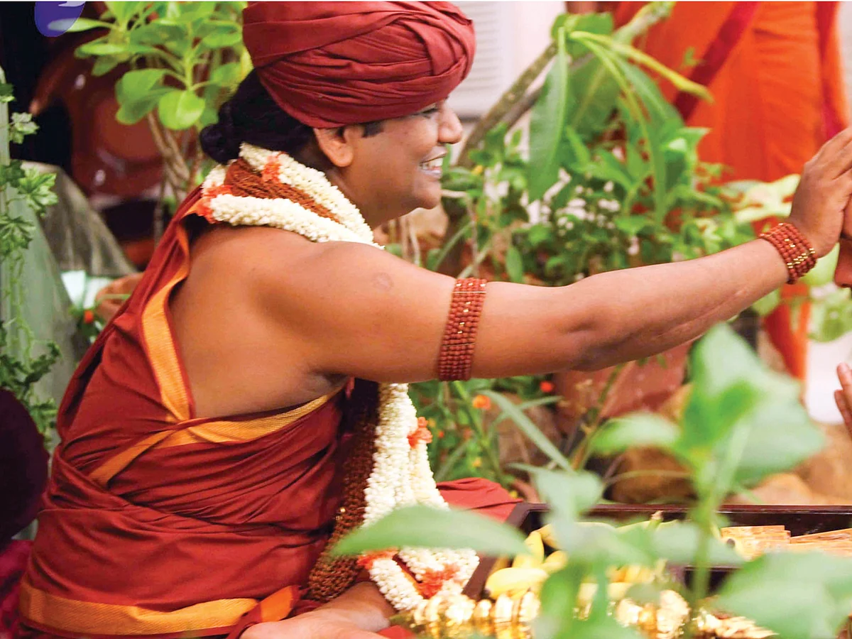 பணத்திற்கு திண்டாட்டம்... பாஸ்போர்ட்டிற்கு சிக்கல்! - குட்டித்தீவில் வசமாகச் சிக்கியுள்ள நித்தி