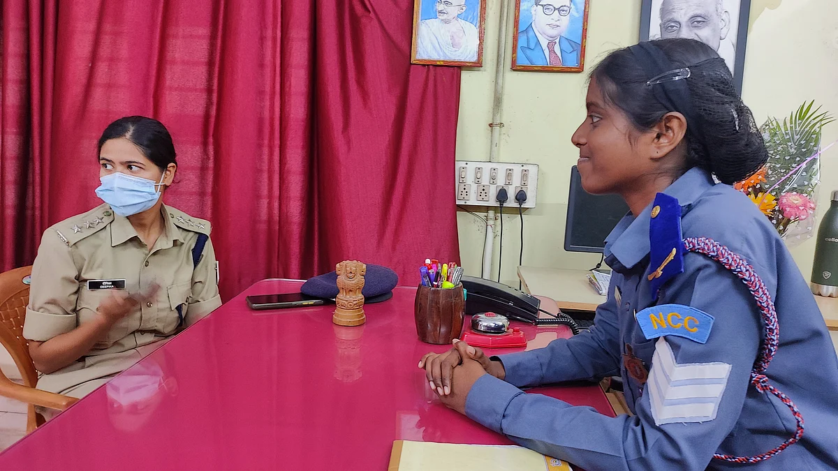 புதுச்சேரி சீனியர் எஸ்.பி தீபிகாவுடன் மாணவி நிவேதா