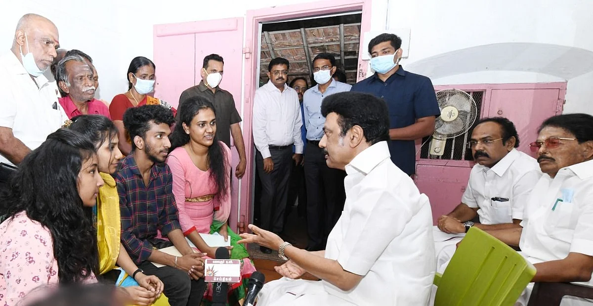 மாணவிகளுடன் முதல்வர் சந்திப்பு