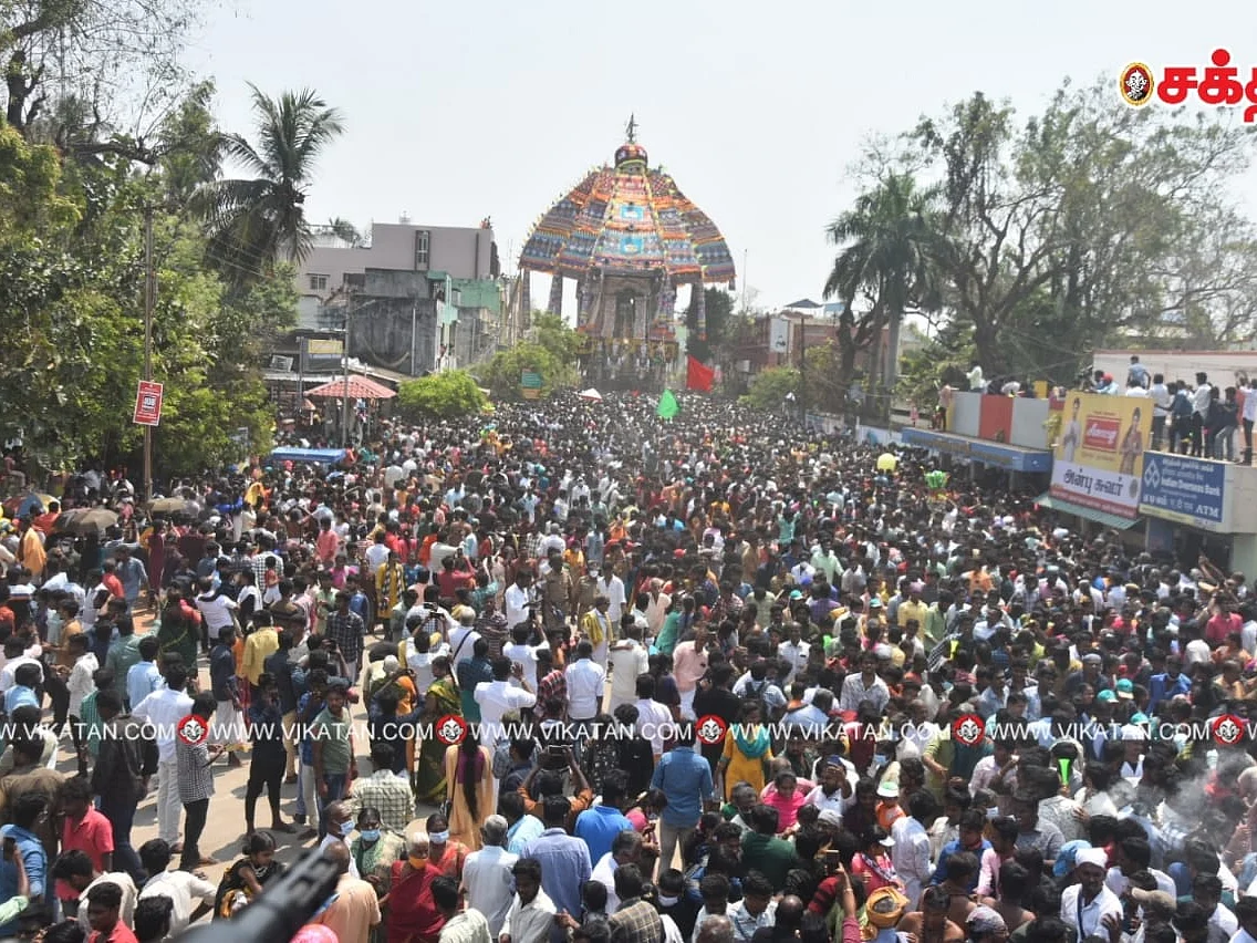 திருவாரூர் தியாகராஜர் சுவாமி கோயில் ஆழித்தேர் பவனி; அலைகடலென குவிந்த மக்கள்!
