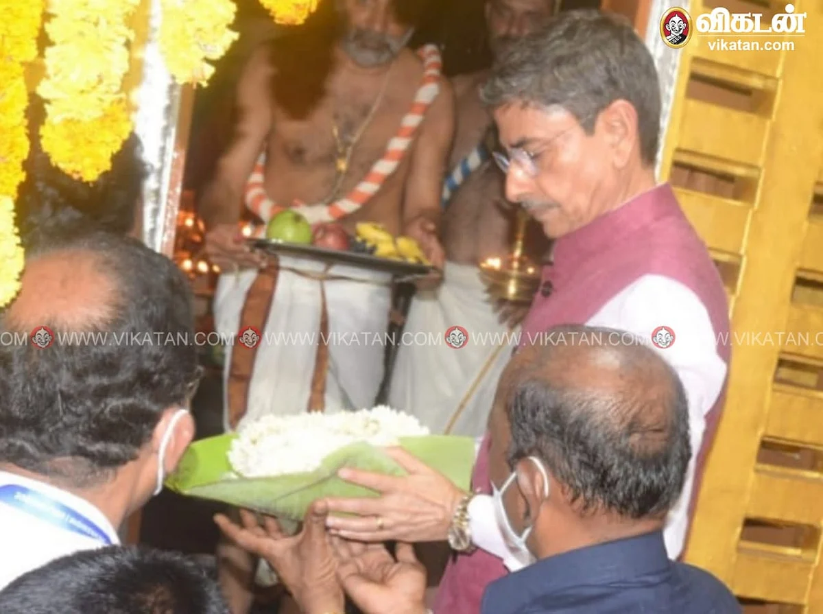 கோயிலில் பிரசாதம் பெற்றபோது