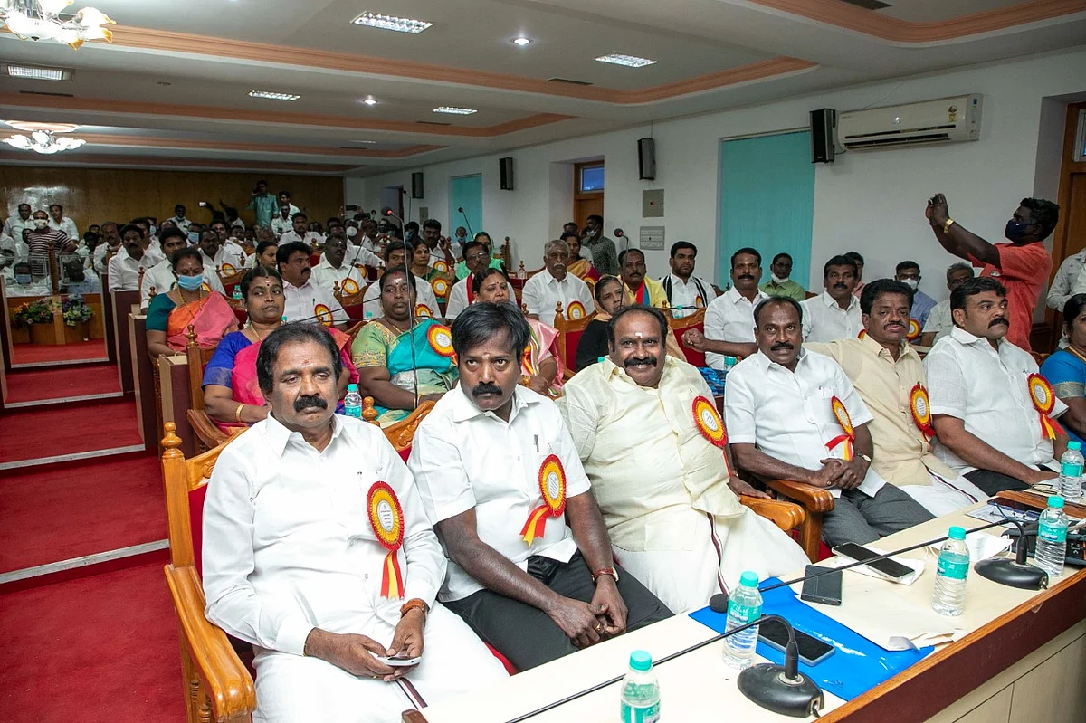 பதவியேற்கக் காத்திருந்த கவுன்சிலர்கள்