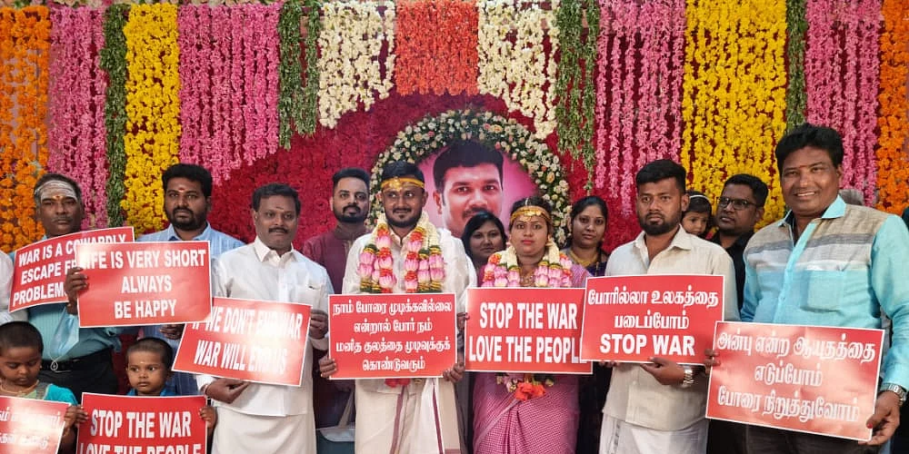 பதாகைகளுடன் மணமக்கள்