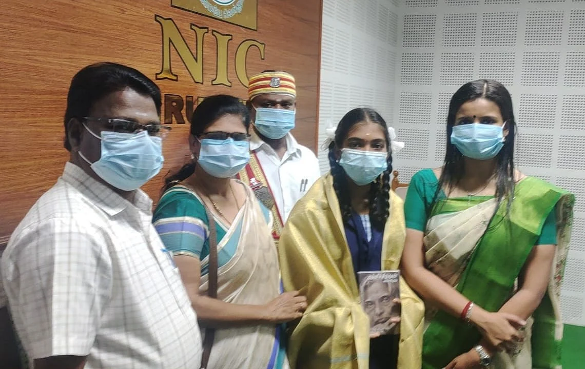 திருவாரூர் ஆட்சியரிடம் பாராட்டு பெற்ற பிரியதர்ஷினி