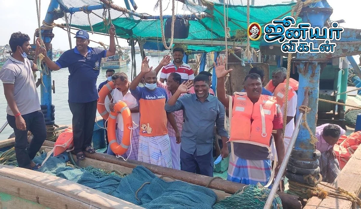 கச்சதீவிற்கு படகில் சென்ற யாத்ரீகர்கள்