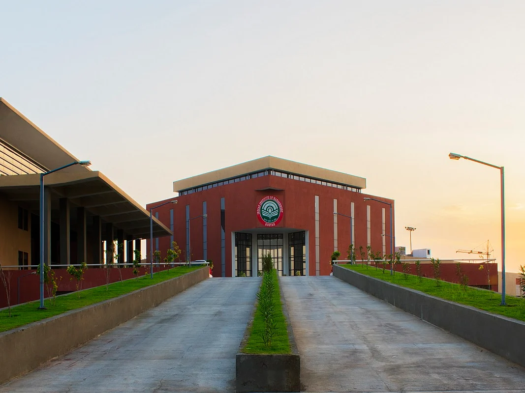 `நியமித்த IIM இயக்குநர் தகுதியற்றவர்தான்!' - உண்மையை ஒப்புக்கொண்ட மத்திய அரசு
