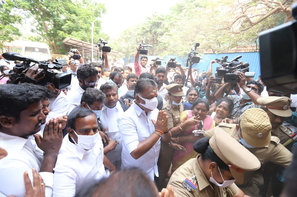 ``ஜெயலலிதாவை வெளிநாடு அழைத்துச் செல்லலாம் என விஜயபாஸ்கரிடம் சொன்னேன்!” - ஆணையத்தில் பன்னீர்செல்வம்