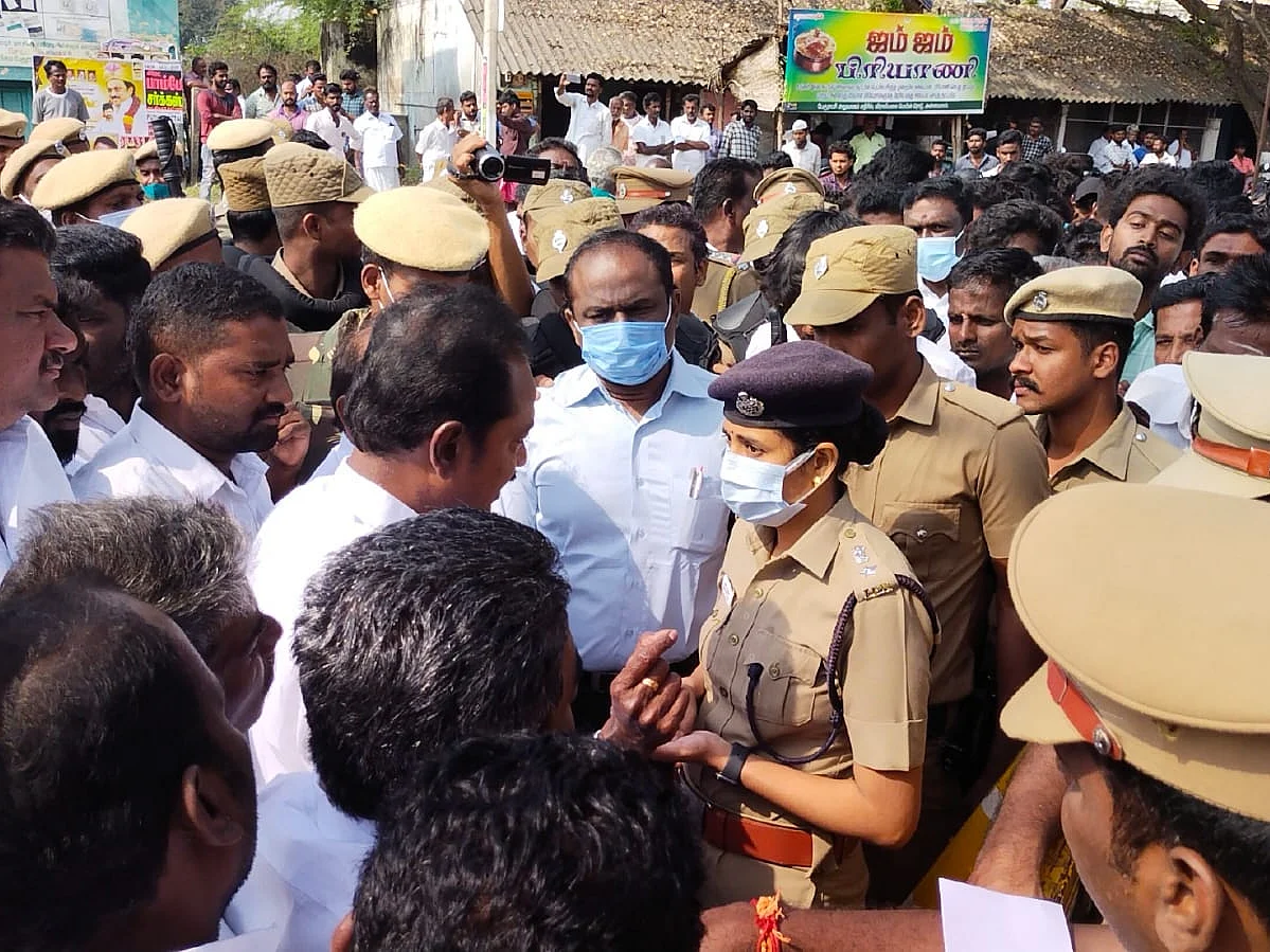 போராட்டம், கல்வீச்சு, தடியடி; திமுக-வினரின் களேபரங்களுக்கு மத்தியில் அன்னவாசலைக் கைப்பற்றியது அதிமுக