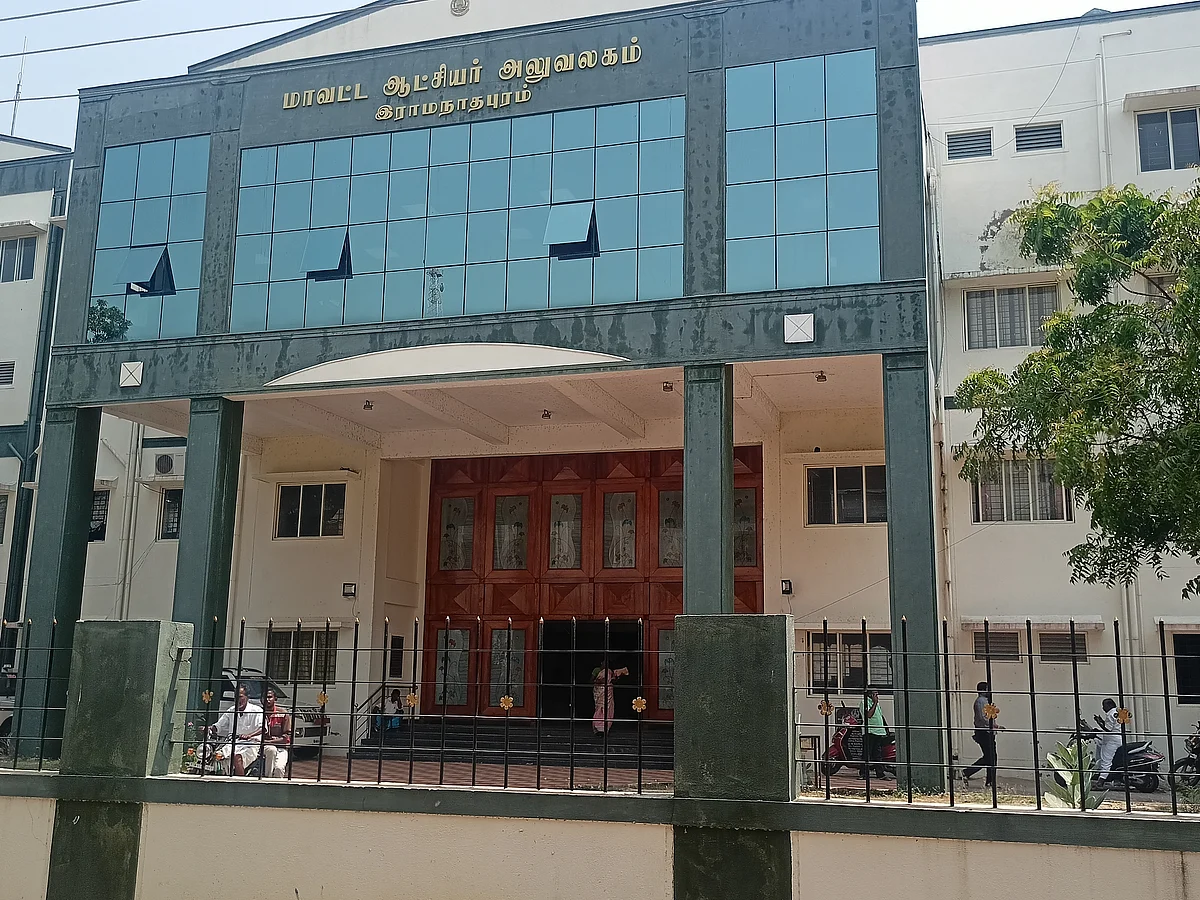 ராமநாதபுரம்: சவுதி அரேபியாவில் உயிரிழந்த மீனவர்; உடலை மீட்டுத் தரக் கோரி ஆட்சியரிடம் கதறி அழுத மனைவி