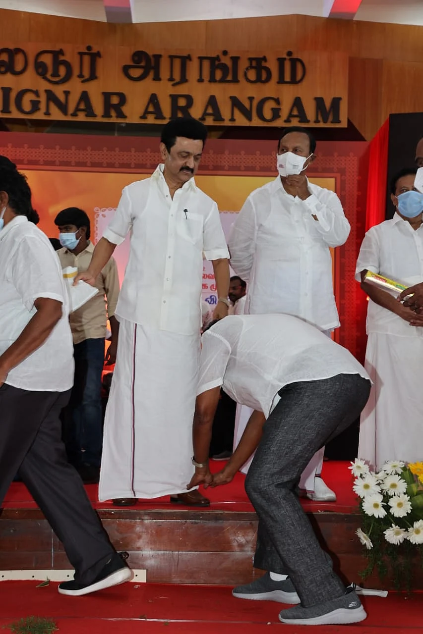 காலில் விழும் தொண்டர்