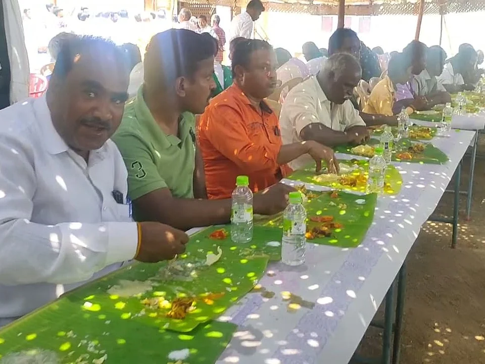 ரயில்கள் நிற்காததைக் கண்டித்து `மெகா அன்னதானம்’ - அரசின் கவனம் ஈர்க்க நூதன போராட்டம்!
