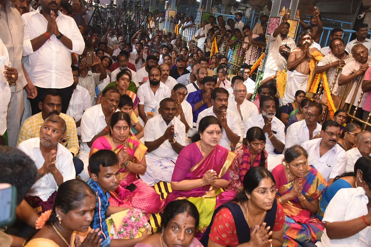 ராகு, கேது பெயர்ச்சியில் பக்தர்களோடு பக்தராக சசிகலா