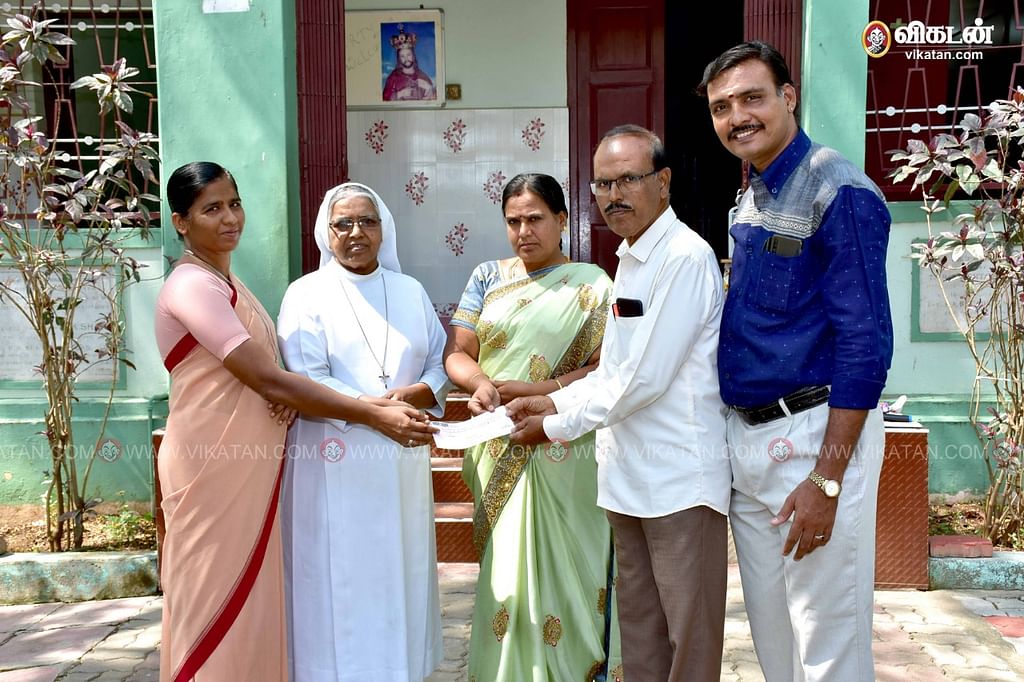 மொய்ப்பணத்தை வழங்கும் ஆத்மராவ் குடும்பம்