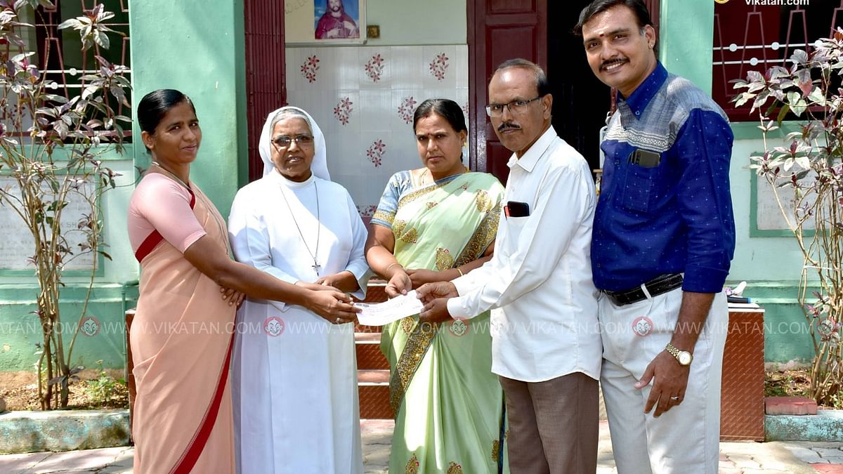 மொய்ப்பணத்தை வழங்கும் ஆத்மராவ் குடும்பம்