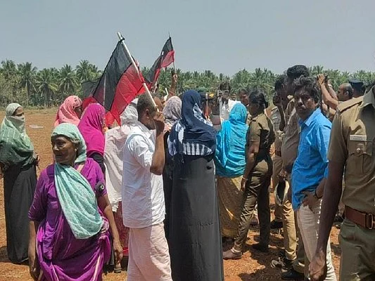 விவசாய நிலங்கள் வழியாக நான்கு வழிச்சாலை பணி; தி.மு.க கொடியுடன் போராட்டத்தில் ஈடுபட்ட விவசாயிகள்!