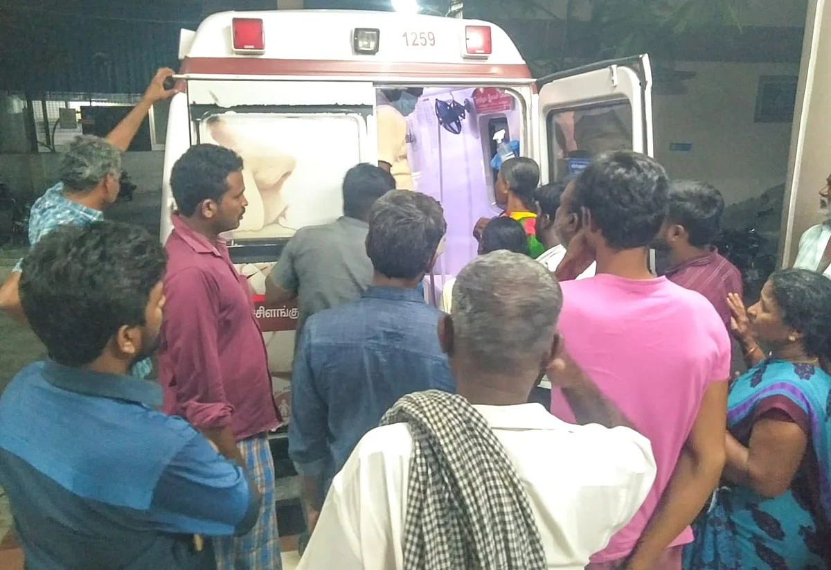 மதுரை இராசாசி அரசு மருத்துவமனைக்கு கொண்டு செல்லப்படும் குழந்தை