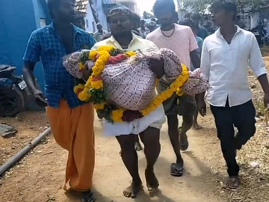 குருவிகுளம்: சுடுகாடு பாதை ஆக்கிரமிப்பு? - பிணத்தை ஆளாளுக்கு கைமாற்றித் தூக்கிச் சென்ற அவலம்!