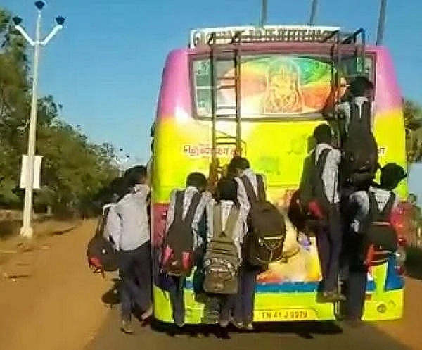 நெல்லை : பேருந்தில் தொங்கியபடி பயணிக்கும் மாணவர்கள்