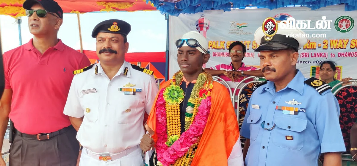 சாதனை படைத்த சிறுவனை வாழ்த்திய அதிகாரிகள்