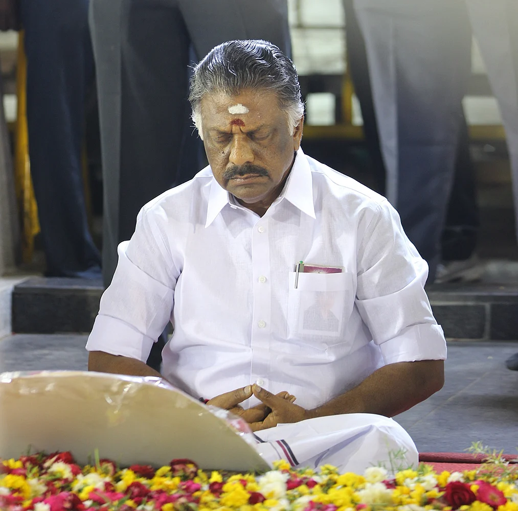 சந்தர்ப்பவாதம்... துரோகம்... குழப்பியடிக்கும் பன்னீர்!